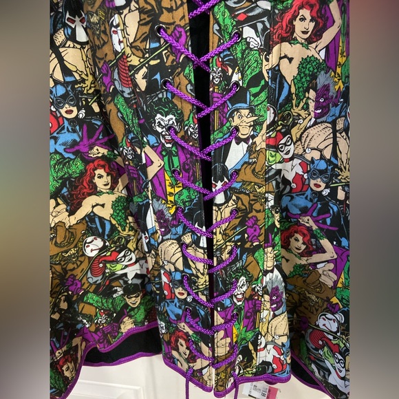 Torrid DC Comic Villains Bustier. Purple trim and lace up back. Zipper front. - Picture 8 of 12